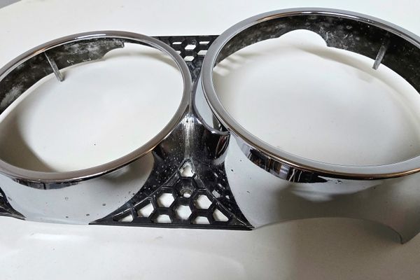 RIGHT HAND HEADLIGHT TRIM 124 BC